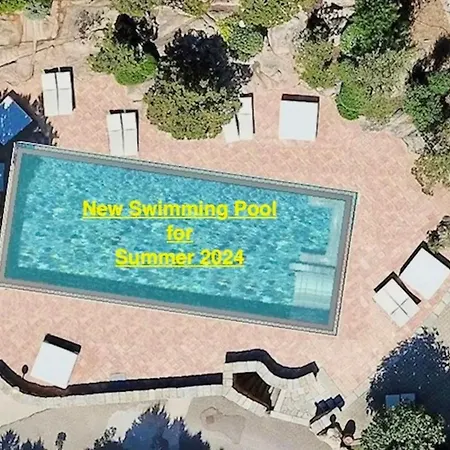 Con Vista Mare E Piscina Comune A *