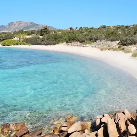 Con Vista Mare E Piscina Comune A *
