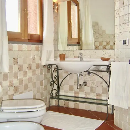 Con Vista Mare E Piscina Comune A *